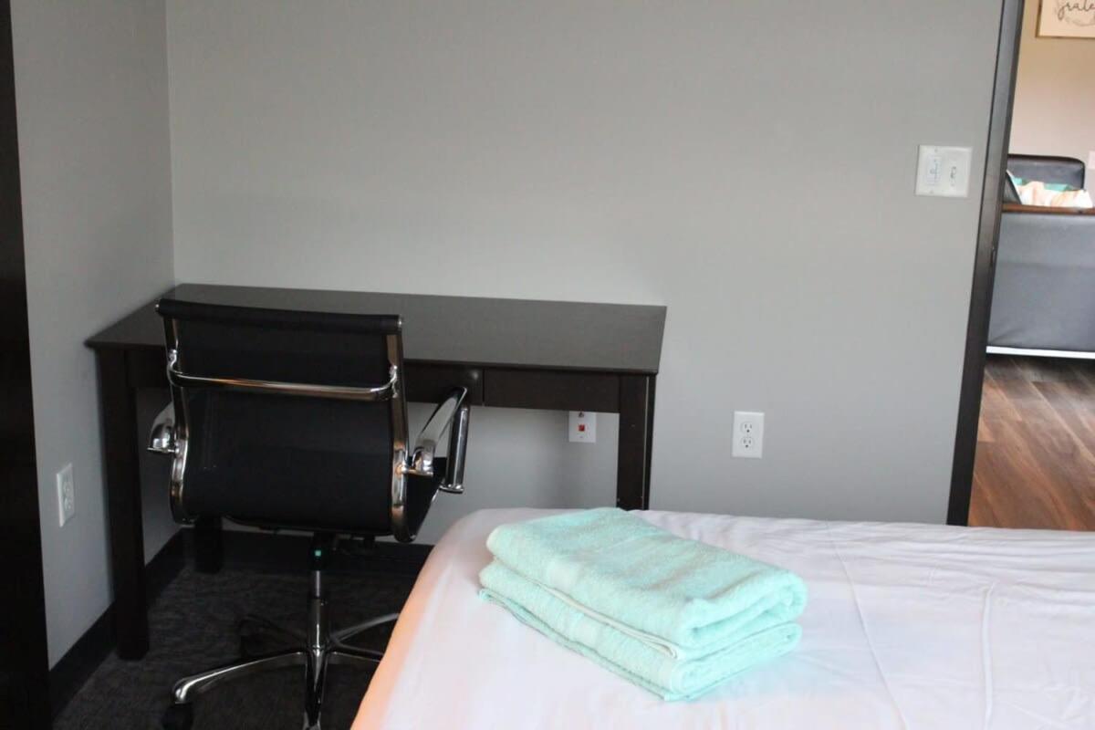 Spacious 2Br Suite Plus Patio Near Iowa State エームズ エクステリア 写真