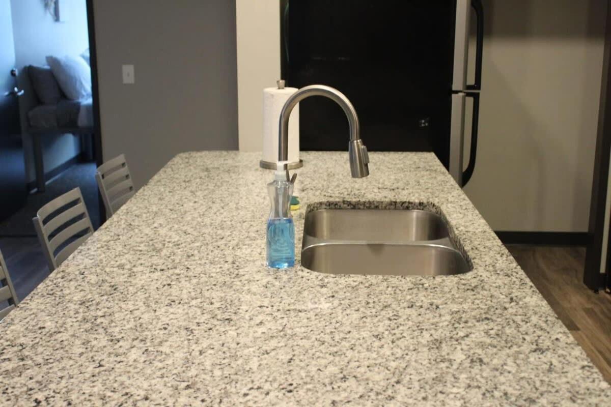 Spacious 2Br Suite Plus Patio Near Iowa State エームズ エクステリア 写真
