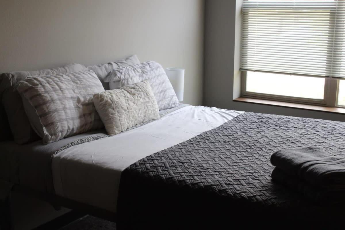 Spacious 2Br Suite Plus Patio Near Iowa State エームズ エクステリア 写真